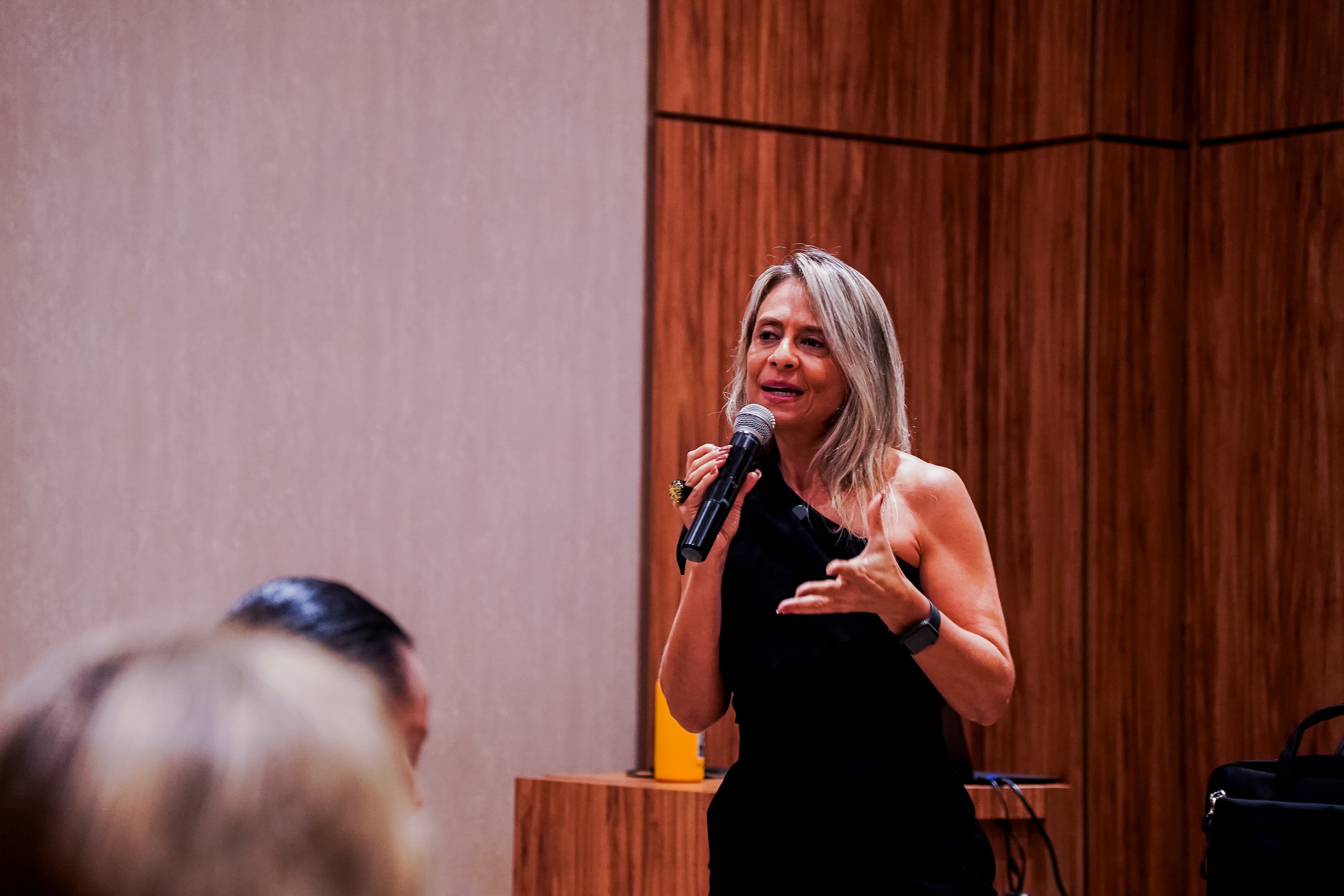 Lara Mattos em palestra